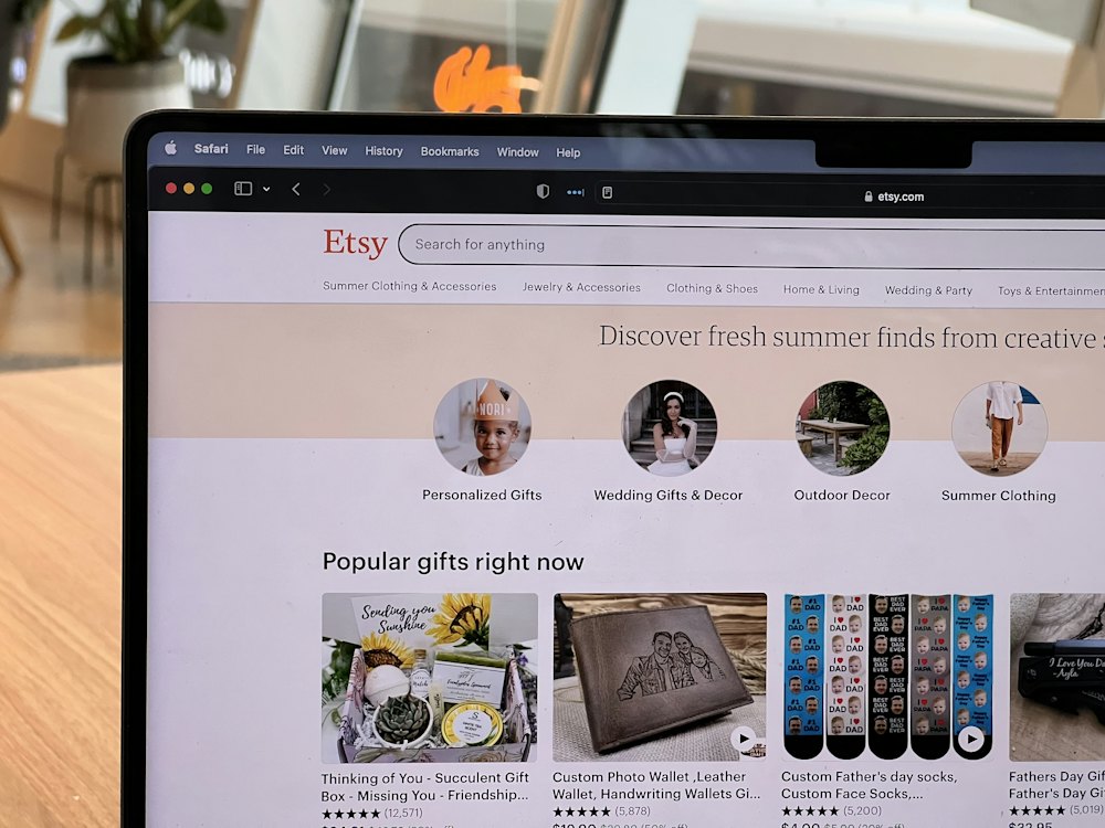 ネットショップの商品一覧が表示されたパソコン画面