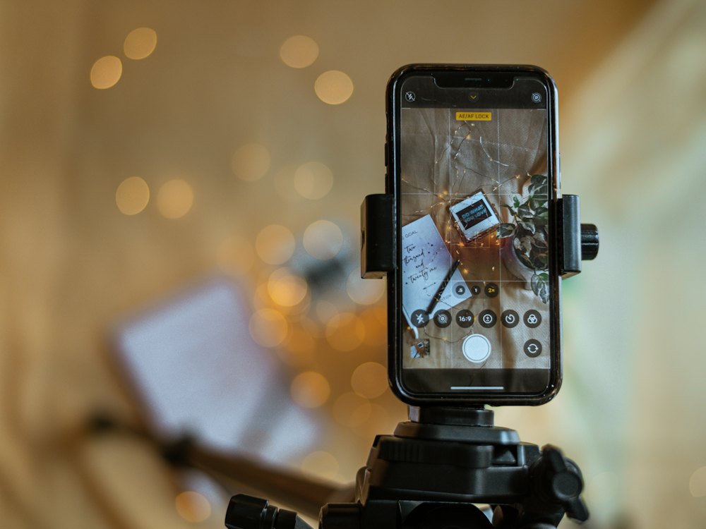 三脚に固定したスマートフォンで動画を撮影する様子